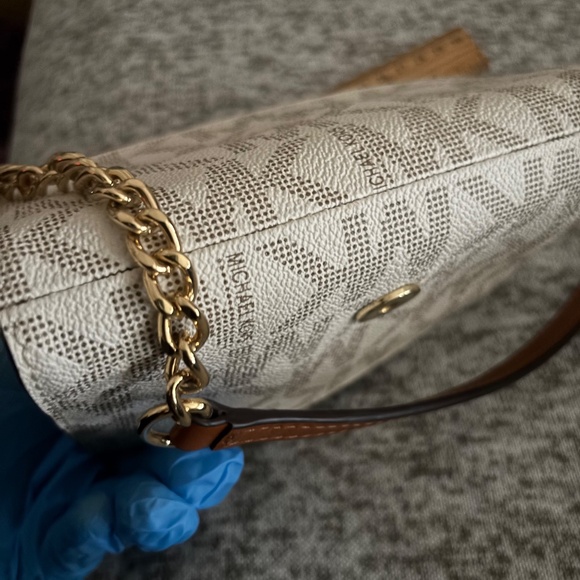 NWOT Michael Kors Hudson Vanilla Crossbody Adjustable Handbag w/Lots of Features - Picture 14 of 14